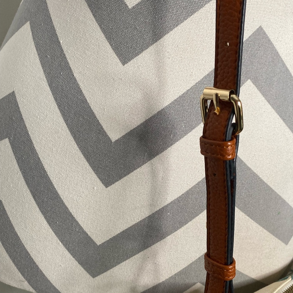 A New Day Floral Cross Body Purse - Picture 2 of 12